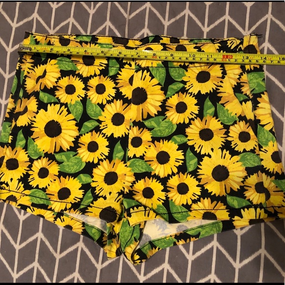 H&M Divided Sunflower print shorts - Picture 5 of 5
